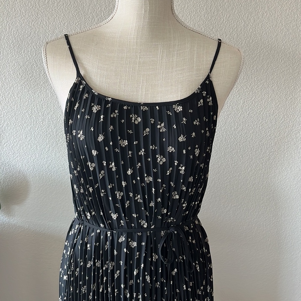 H&M floral pleated dress - Picture 3 of 7
